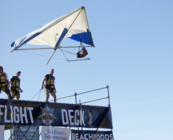 First BrewTag launch of the day. The Kitty Hawk Kites glider established a new BrewTag world record of 20', soon to be shattered by Loonies on Tab.