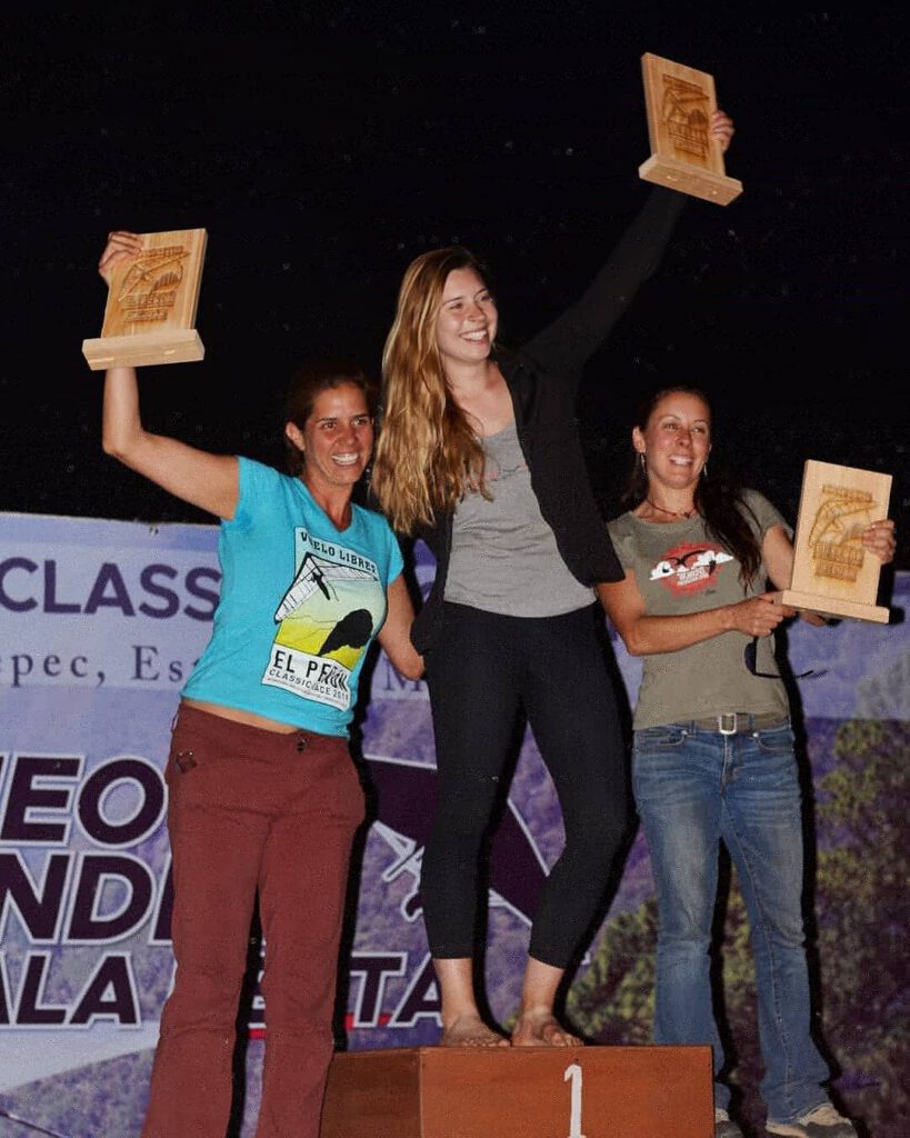 Sara Weaver on the podium with Paty Latona and Emma Godinez