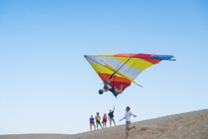 20170818_khk_0073_web A girl Hang Gliding as supporters cheer her on