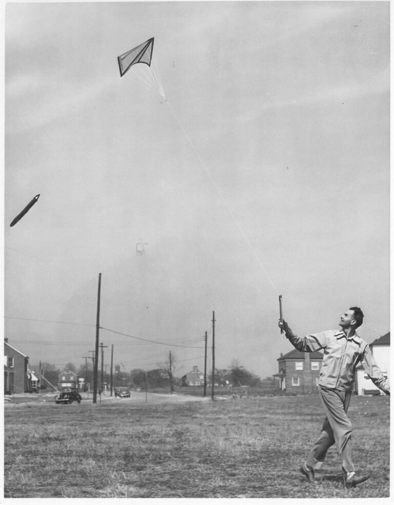 Francis Rogallo flies his Flexiwing Kite in 1948